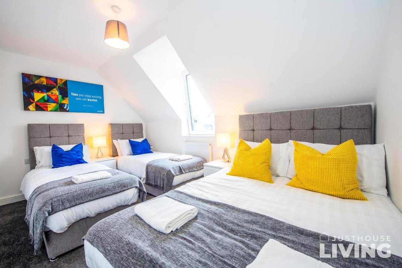 New Modern Townhouse Close 2 Centre Private Parking *