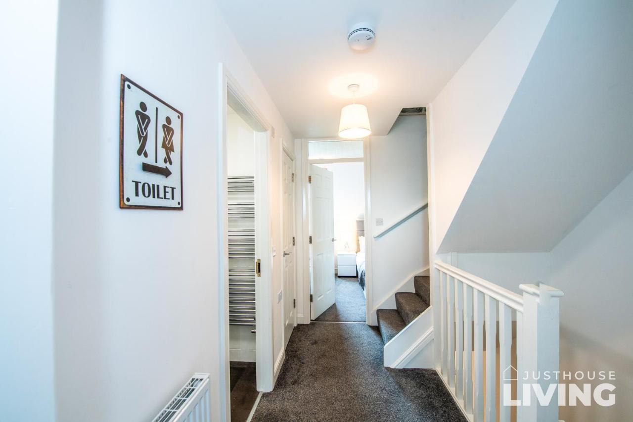 New Modern Townhouse Close 2 Centre Private Parking *