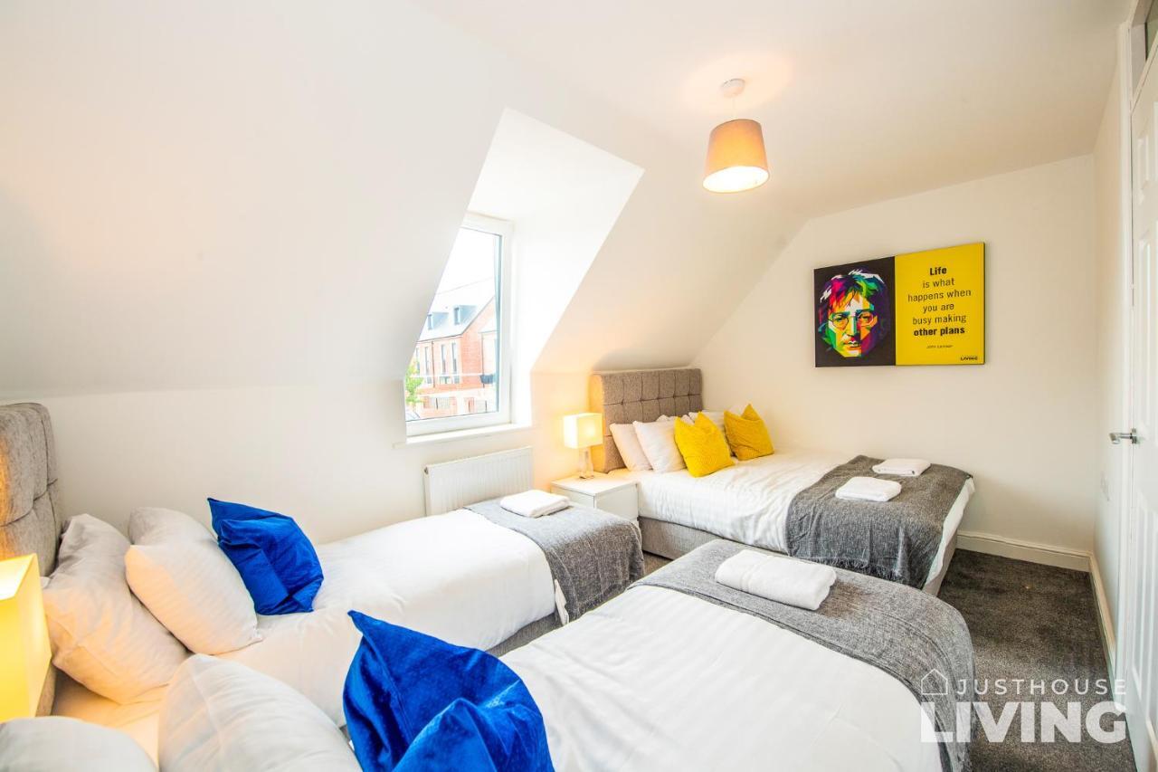 New Modern Townhouse Close 2 Centre Private Parking * Liverpool