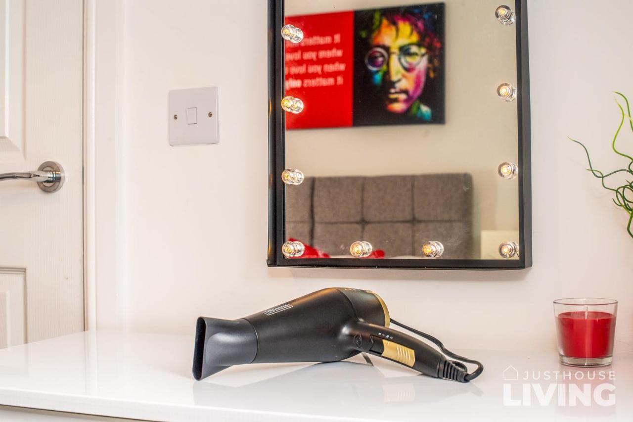 New Modern Townhouse Close 2 Centre Private Parking * Liverpool