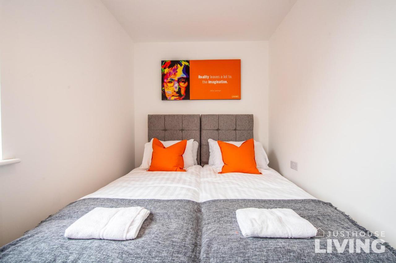 New Modern Townhouse Close 2 Centre Private Parking * Liverpool