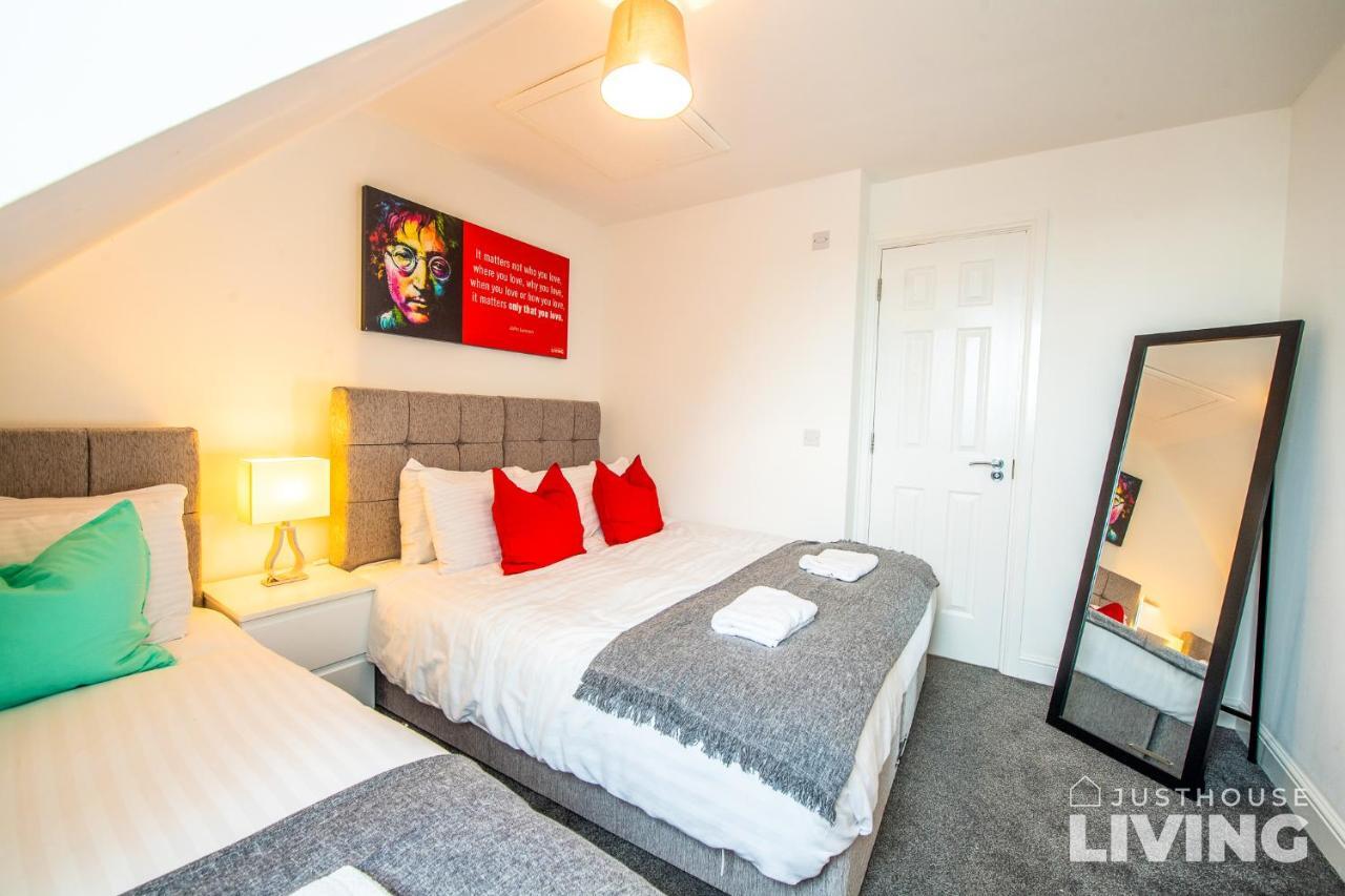 New Modern Townhouse Close 2 Centre Private Parking Holiday home *
