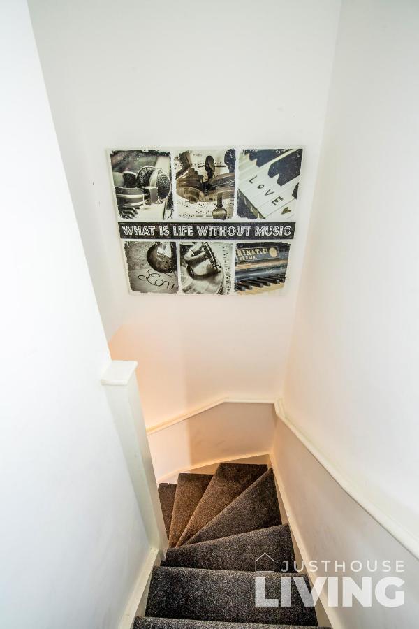 New Modern Townhouse Close 2 Centre Private Parking *