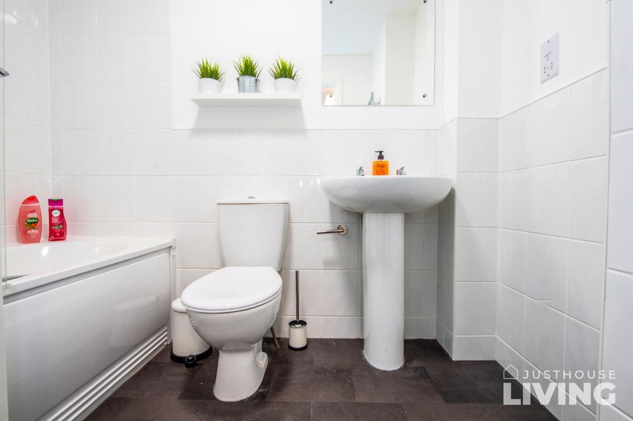 New Modern Townhouse Close 2 Centre Private Parking Holiday home Liverpool