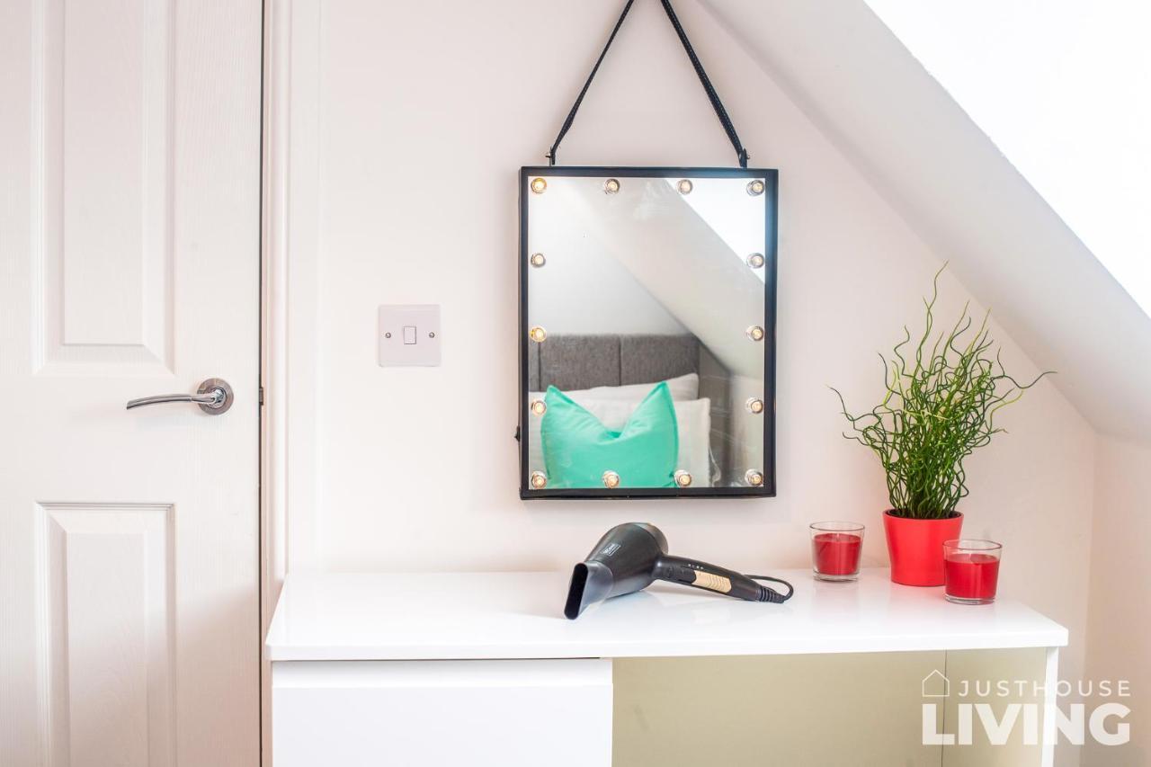 New Modern Townhouse Close 2 Centre Private Parking Holiday home *