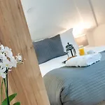 Base Serviced Apartments - Sir Thomas Street