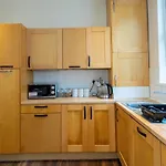 Chestnut Heritage,- Large & Cheerful 5 Bedroom House With Free Parking