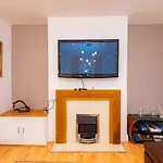 Chestnut Heritage,- Large & Cheerful 5 Bedroom House With Free Parking