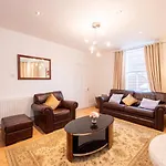 Chestnut Heritage,- Large & Cheerful 5 Bedroom House With Free Parking