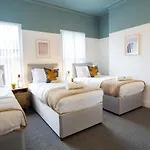 Air Host & Stay - Cedar House - 3Br With Parking