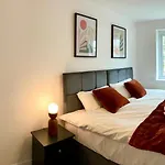 The Comfy Flat- Modern & Bright 2 Bedrooms Apartment