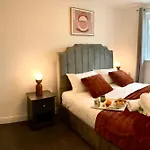 The Comfy Flat- Modern & Bright 2 Bedrooms Apartment