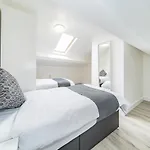 Hosted By Ryan - Huge 5 Bedroom House