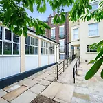 Host & Stay - The Rodney Courtyard