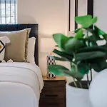 Host & Stay - The Rodney Courtyard