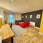 Adeamstays Provides Beautiful Centrally Located 1 And 2 Bed Apartments On Liverpools Boulevard