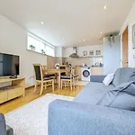 2-Bedroom Apt Near Key Attractions Free Parking