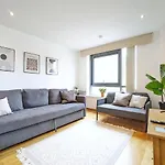 2-Bedroom Apt Near Key Attractions Free Parking
