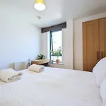 2-Bedroom Apt Near Key Attractions Free Parking