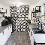 Luxury House Room To Rent In A 4-Bed House With Parking Short Lets 