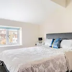 Cosy Merseyside Retreat