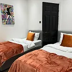 4 Bed 4 Bath House With Free Parking, 5 Mins To Lfc And 15 Mins To City Centre
