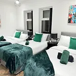 4 Bed 4 Bath House With Free Parking, 5 Mins To Lfc And 15 Mins To City Centre