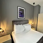 Hotel 105