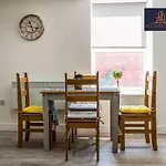 Swan House Apartment 5 - 2 Bed Apartment - Sleeps 6 - Free Parking - Liverpool - Close To City Centre - By All Elite Stays