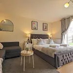 Large 4-Bedrooms House Near Centre Free Parking