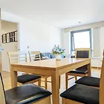 2-Bedroom Apt Near Key Attractions Free Parking