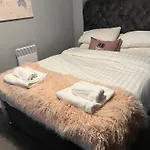 2 Bedroom Free Parking By Concert Square Sleeps 8