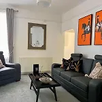 Spacious Home - Sleeps 5 Persons - Minutes Walk From Anfield Stadium