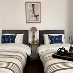 Spacious Home - Sleeps 5 Persons - Minutes Walk From Anfield Stadium