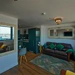 Sidemerseylivings - Central, Bright, And Convenient 2-Bedroom Apartment With Parking