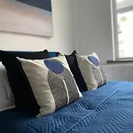 3-Bed House Close To Goodison Park, Liverpool