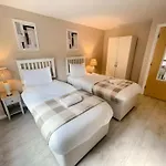 The Hideaway Sleeping 6 Guests With Balcony