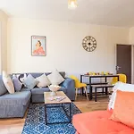 4 Bed, 2 Bath House, Long Term Stay Savings, Contractors, Big Groups, Free Parking!