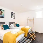 Super Size Static Duplex Barge 3 Double Bedrooms Plus 3 Triple Bedrooms All With Modern En-Suites