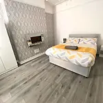 No. 206 - Spacious 5 Bed