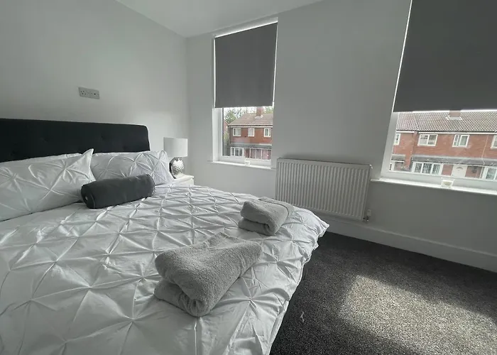 5 Bedroom House With Free Parking