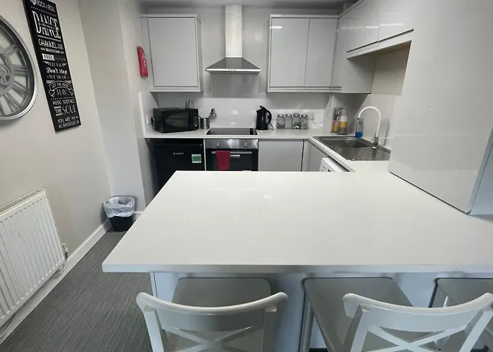 Hosted By Ryan - 2 Bedroom Apartment