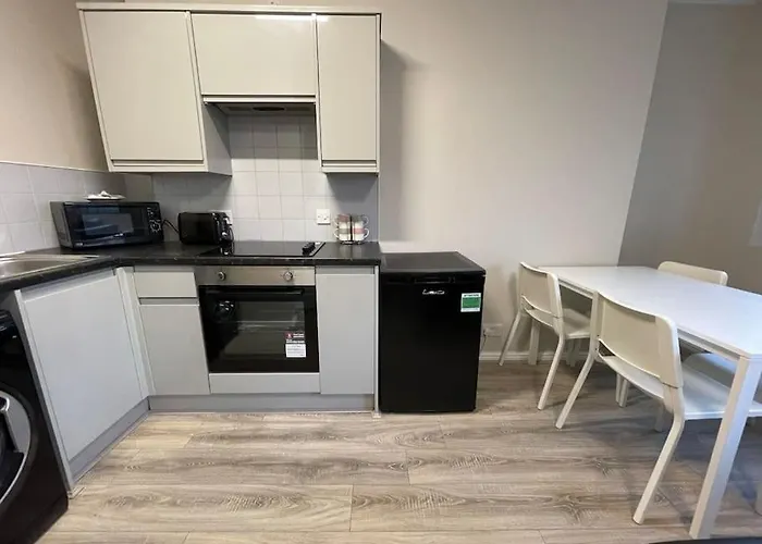 Hosted By Ryan - 1 Bedroom Apartment