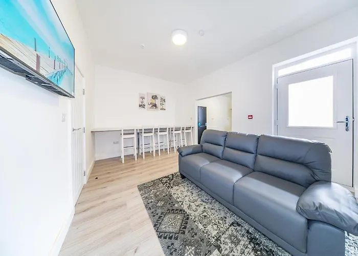 Hosted By Ryan - Huge 5 Bedroom House