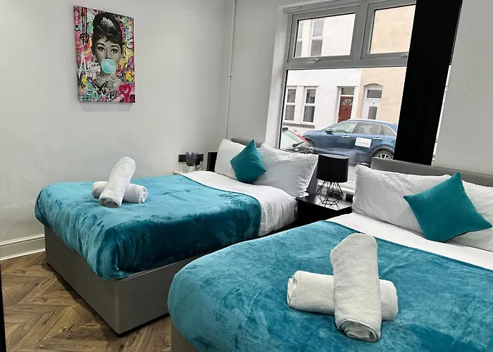 4 Bed 4 Bath House With Free Parking, 5 Mins To Lfc And 15 Mins To City Centre