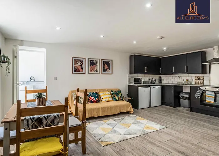 Swan House Apartment 5 - 2 Bed Apartment - Sleeps 6 - Free Parking - Liverpool - Close To City Centre - By All Elite Stays