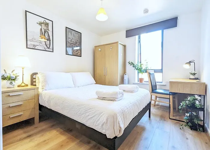 2-Bedroom Apt Near Key Attractions Free Parking