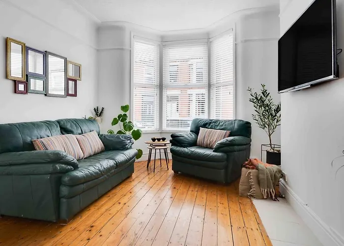 Spacious 4-Bed Nearby Sefton Park Sleeps 8