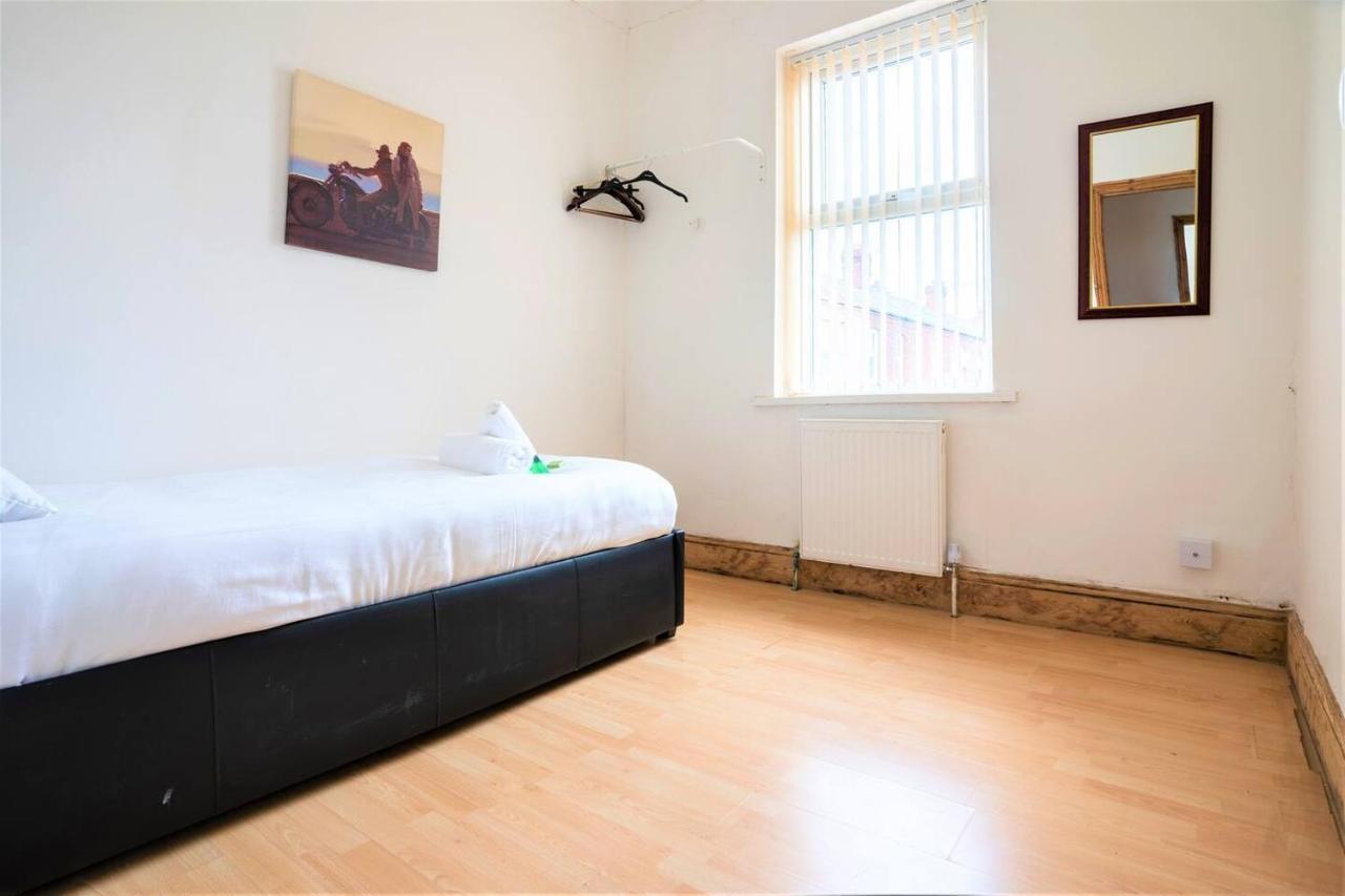Charming 4-bed Pet Friendly House In Holiday home Liverpool