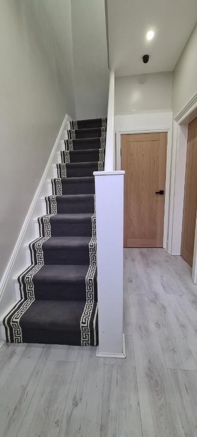 Holiday home Immaculate Modern With Parking - Sleeps 8 -